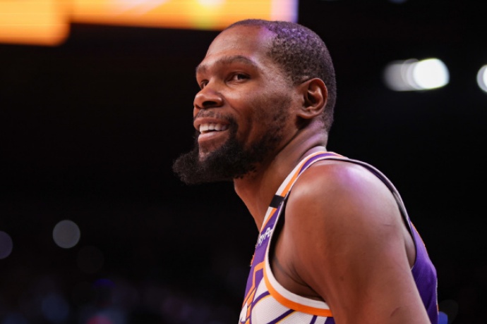 太阳送走杜兰特、裁掉比尔后仍面临困境：无选秀权且给布克巨额合同难操作